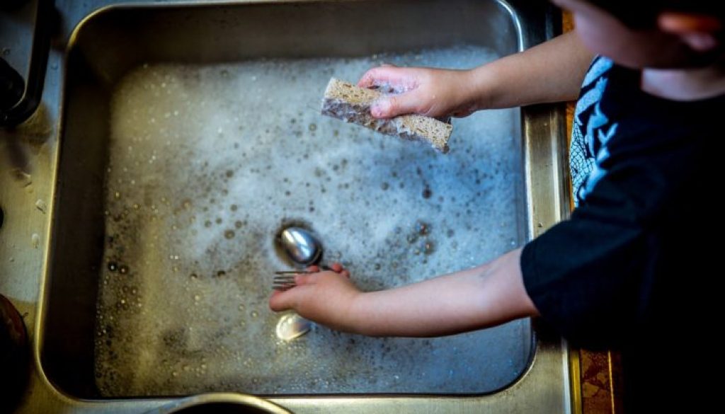 washing-dishes-1112077_960_720